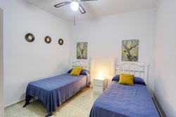 Bonito apartamento situado muy cerca de la playa de los bateles, para ir andando a todas partes y olvidarse del coche. Consta de 3 dormitorios con armarios, salón - comedor con aire acondicionado, cocina completamente equipada y un baño
Apartamento de 3 dormitorios y capacidad para 5 personas.
