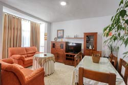 3 dormitorios,5 personas. Bonito apartamento situado muy cerca de la playa de los bateles, para ir andando a todas partes y olvidarse del coche. Consta de 3 dormitorios con armarios,  salón - comedor con aire acondicionado, cocina completamente equipada y un baño
