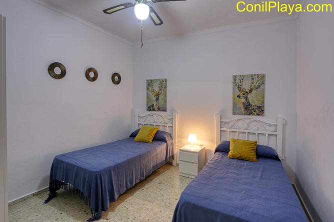 dormitorio con ventilador de techo