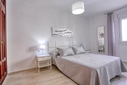 Estupendo apartamento situado en primera linea de playa y con excelentes vistas a la playa y al paseo maritimo.
Apartamento de 2 dormitorios y para 6 personas.