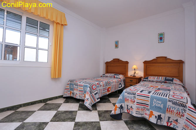 Dormitorio con dos camas individuales.