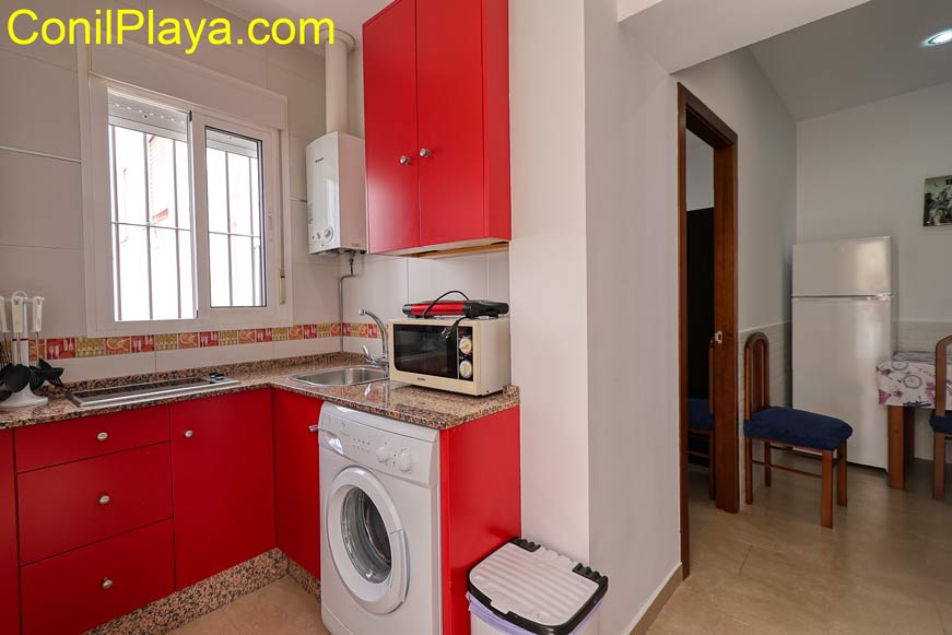 cocina y salón del apartamento en Conil