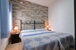 Estupendo apartamento muy cerca de la playa, con azotea privada y patio privado con barbacoa. Muy fresco e ideal para pasar las vacaciones en Conil y olvidarse del coche. 2 camas de matrimonio, arcón congelador.
capacidad para 6 personas