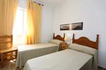 Apartamento situado junto al Mercadona, muy bien comunicado, cerca de la carretera de circunvalación de Conil. Dispone de aire acondicionado. Se alquila a buen precio. capacidad para 4 personas