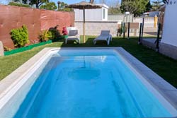 2 dormitorios,4 personas. Apartamento con piscina privada en Conil de 2 dormitorios, porche y barbacoa. A pocos minutos en coche de Conil. Se encuentra a 8 minutos en coche de la playa de Roche. A 12 minutos de la playa de los Bateles. 