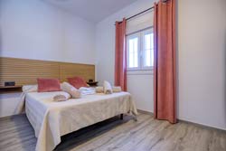 Apartamento con piscina privada en Conil de 2 dormitorios, porche y barbacoa. A pocos minutos en coche de Conil. Se encuentra a 8 minutos en coche de la playa de Roche. A 12 minutos de la playa de los Bateles.
capacidad para 4 personas