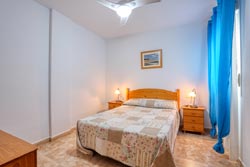 El apartamento se encuentra situado en una zona muy tranquila y con fácil aparcamiento. Muy cerca del supermercado Mercadona y Eroski. Se dispone tambien de un estudio.
para 4 o 5 personas. 2 dormitorios.