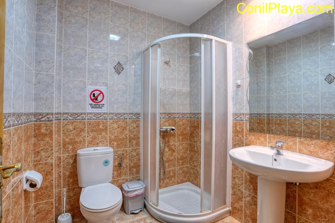 Cuarto de baño con placa de ducha