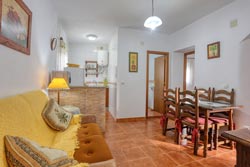 2 dormitorios,4 personas. Bonito apartamento con vistas al mar situado en una excelente zona por su proximidad a la playa y a zona de ambiente de Conil. Estupenda terraza solarium ideal para pasar una velada con los amigos o familia. 