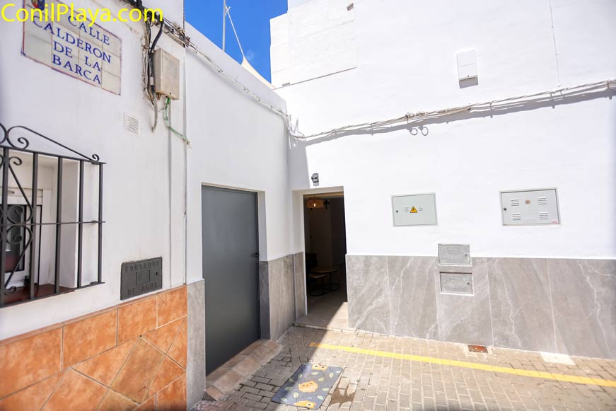 Fachada del apartamento en Conil en alquiler vista desde la calle Calderón de la Barca