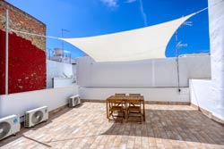 2 dormitorios,4 personas. Alquiler de apartamento de dos dormitorios en centro de Conil, en la calle Laguna. A 10 minutos de la playa andando. Muy confortable y con mobiliario de calidad. 