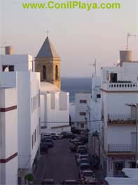 Vistas a la iglesia de Conil.