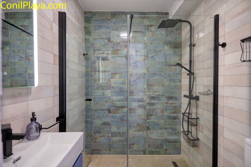 Cuarto de baño moderno con ducha grande y paredes de azulejos