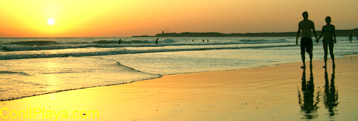 Paseando por la playa de Conil al atardecer