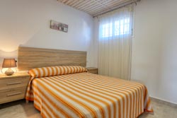 Estupendo apartamento en Conil de la Frontera situado en zona muy turistica y a pocos minutos de la playa, en la calle Cádiz. Muy tranquilo al encontrarse en un patio interior. Dispone de patio con toldo. Apartamento de 2 dormitorios