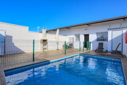 2 dormitorios,4 personas. Estupendo apartamento en Conil de la Frontera con piscina privada situado en zona muy tranquila y relajada, a pocos minutos de la playa. Tiene 2 dormitorios y capacidad para 4 personas.