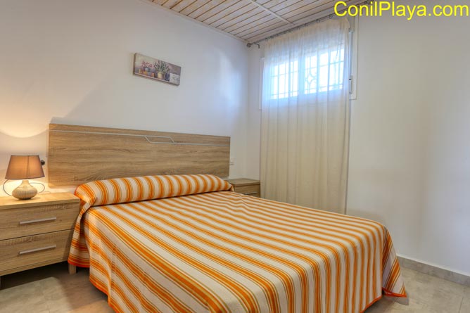 dormitorio con cama de matrimonio