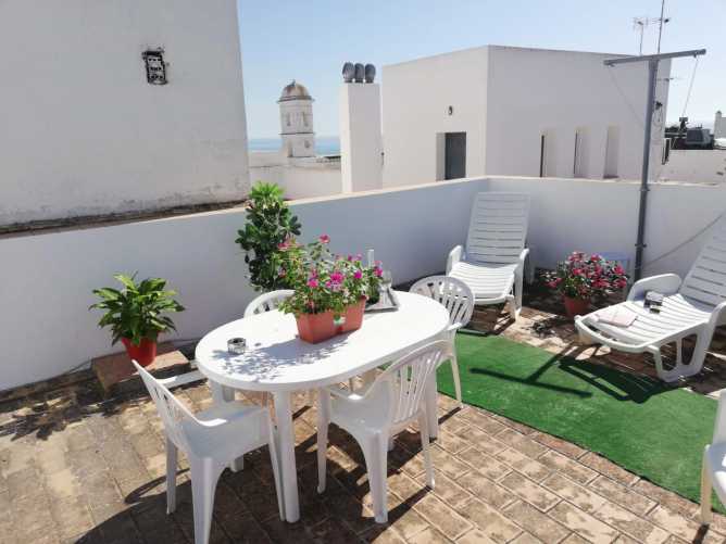 azotea con mesa y sillas y vistas al mar