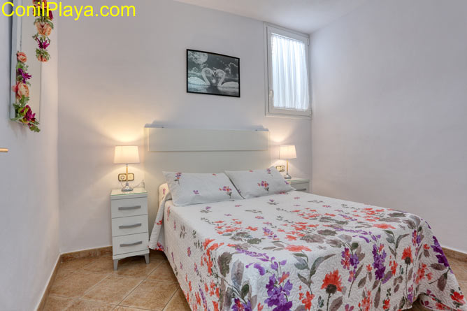 Dormitorio con cama de matrimonio