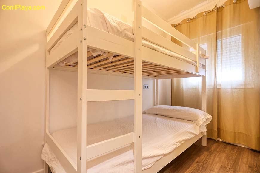 Dormitorio con cama litera