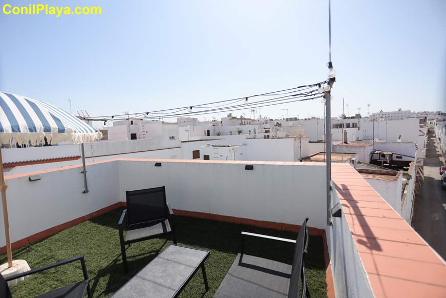 La terraza tiene vistas al mar y a Conil, es una zona común. Terraza del apartamento.