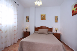 Bonito apartamento situado en zona muy céntrica de Conil, a pocos minutos andando de la playa. Dispone de dos habitaciones, una con una cama de matrimonio y otra con dos camas de 90, un baño completo, una amplia cocina-comedor
Apartamento de 2 dormitorios