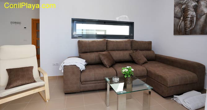 salón del apartamento con sofa chaislongue