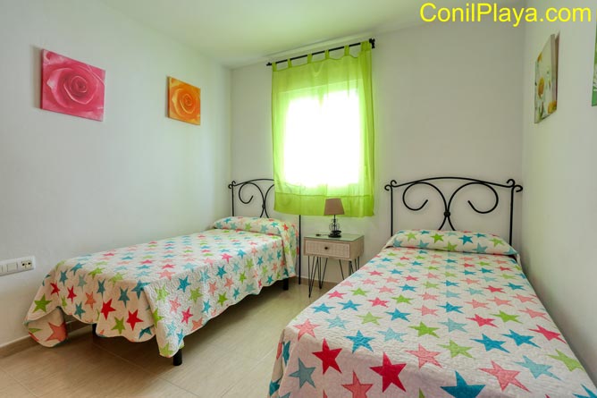 Dormitorio con 2 camas individuales.