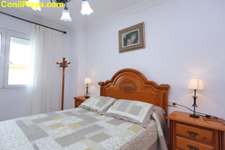 Bonito apartamento con terraza - solarium con impresonantes vistas a Conil. Situada en zona tranquila y a pocos minutos andando a la playa.
Apartamento con excelentes vistas al mar a pocos minutos de la playa andando.
