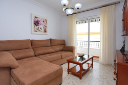 3 dormitorios,5 personas. Bonito apartamento con terraza - solarium con impresonantes vistas a Conil. Situada en zona tranquila y a pocos minutos andando a la playa. 