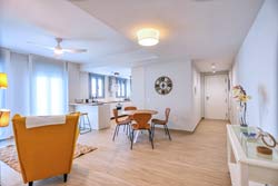 3 dormitorios,5 personas. Bonito apartamento con terraza - solarium con impresonantes vistas a Conil. Situada en zona tranquila y a pocos minutos andando a la playa. 