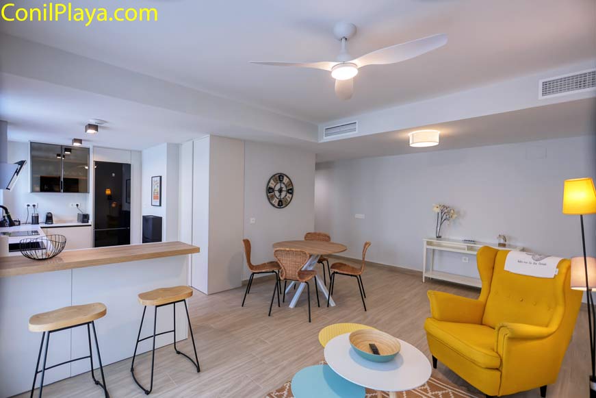 apartamento, el salon a la derecha y la cocina a la izquierda apartamento, el salon a la derecha y la cocina a la izquierda