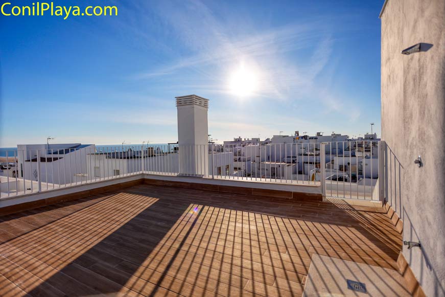 Terraza solarium compartida con hamacas y sombrillas Terraza solarium compartida con hamacas y sombrillas