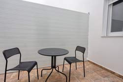 3 dormitorios,5 personas. Apartamento en Conil para alquiler de vacaciones, terraza y aire acondicionado. Situado en zona con facil aparcamiento y a pocos minutos de la playa en coche. 3 dormitorios, para 5 personas.