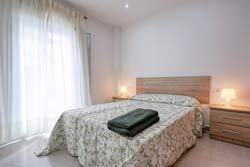 Apartamento con terraza privada y aire acondicionado, cerca de la carretera de circunvalación y del Mercadona. capacidad para 4 personas