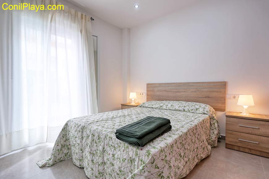 dormitorio principal con cama de matrimonio