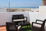 2 dormitorios,4 personas. Moderno apartamento con azotea privada con vistas al mar situado cerca de la playa y del centro andando. Muy tranquilo, está situado en calle peatonal.