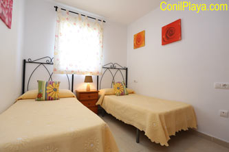 Dormitorio con 2 camas