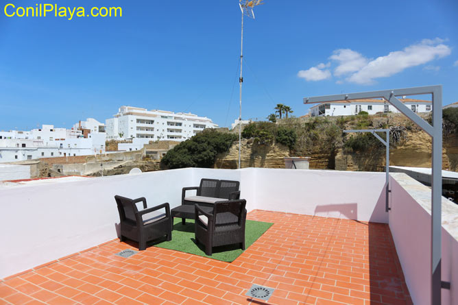 Azotea del apartamento con vistas a la zona alta de conil