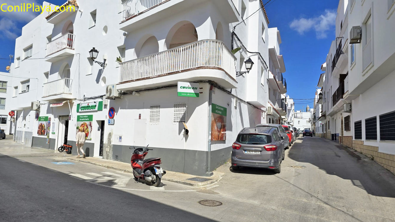 Tienda frente al apartamento en Conil en alquiler