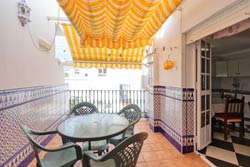 Apartamento con terraza privada con toldos situado muy cerca de la playa andando.
Apartamento con terraza privada y 2 dormitorios.