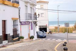 2 dormitorios,4 personas. Apartamento con terraza privada con toldos situado muy cerca de la playa andando. 