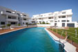 2 dormitorios,4 personas. Apartamento de nueva contrucción en urbanización con piscina, amplia terraza, aire acondicionado en todas las habitaciones. Consta de dos dormitorios con armarios empotrados, un amplio salón-comedor y una excelente terraza con vistas a la piscina.
