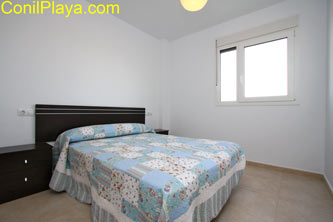 dormitorio principal con cama de matrimonio