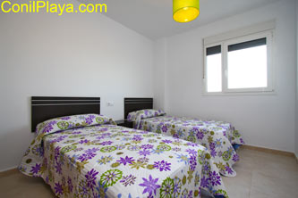 dormitorio con 2 camas