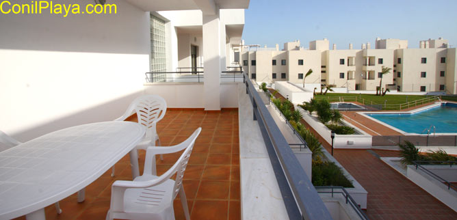 terraza con vistas a la piscina