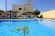 Bonito apartamento con piscina cerca de Conil. Situado en zona tranquila en la zona de la Dehesa de la Villa, en la Casa de Postas. Consta de dos dormitorios con cama de matrimonio con armarios empotrados, salón, cocina - comedor y cuarto de baño.
Apartamento con piscina