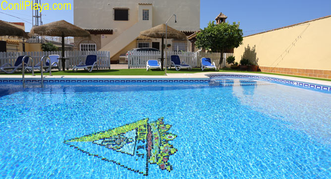 piscina y los apartamentos al fondo