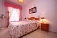Apartamento de un dormitorio en zona tranquila y cerca del centro. La zona es muy tranquila y de fácil aparcamiento. Consta de un dormitorio con armario empotrado, cuarto de baño y cocina-salón-comedor. No se admiten mascotas.
capacidad para 2 personas