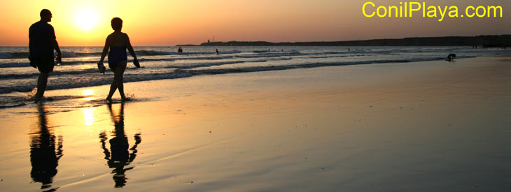 Paseando por la playa de la Fontanilla al atardecer.